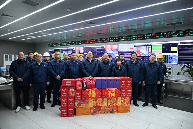 新春慰問暖一線 凝心聚力啟新程 萬基控股集團(tuán)總經(jīng)理周永丹帶隊(duì)慰問堅(jiān)守生產(chǎn)一線員工