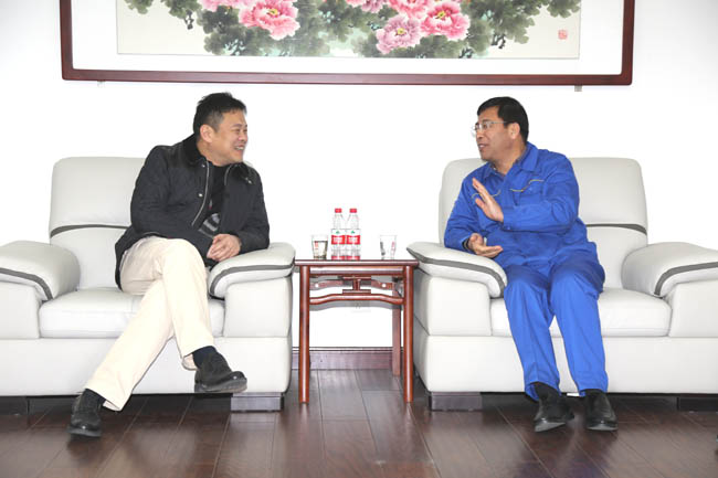 光大銀行鄭州分行東風(fēng)路支行行長(cháng)尚明勝、副行長(cháng)張濤到萬(wàn)基控股集團調研